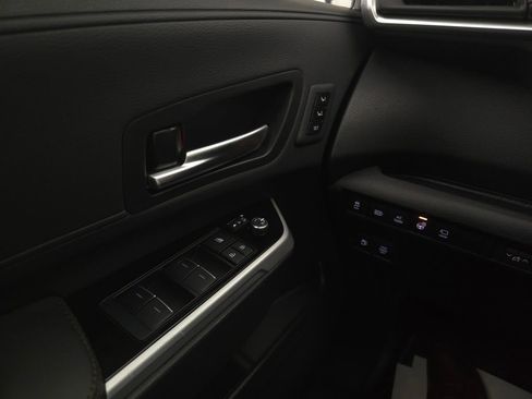 Used 2025 Toyota Sienna Platinum image 36