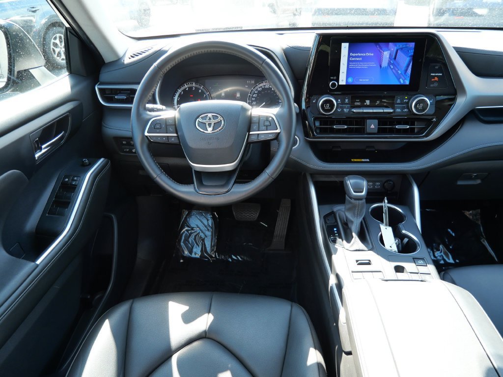 Used 2024 Toyota Highlander XLE AWD/4WD image 12