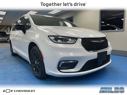 Used 2025 Chrysler Pacifica Select