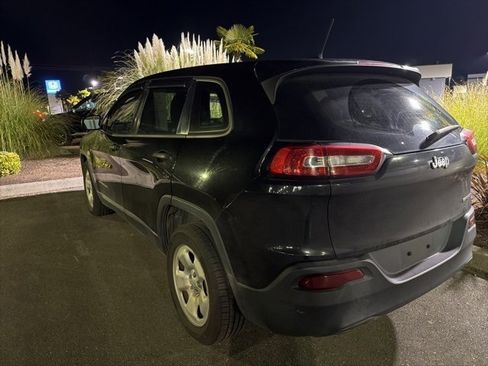 Used 2015 Jeep Cherokee Sport image 3