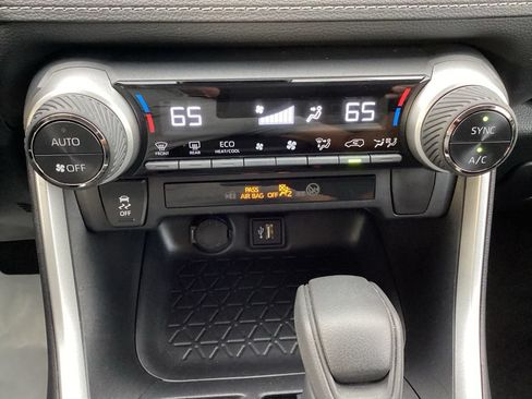 Used 2025 Toyota RAV4 XLE AWD/4WD image 17