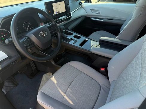 Used 2026 Toyota Sienna LE FWD image 11