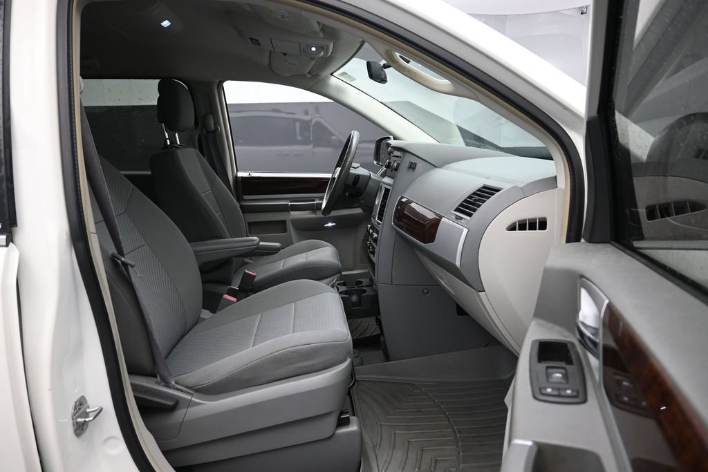Used 2010 Chrysler Town & Country Touring FWD image 24