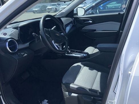 Used 2025 Chevrolet Trax LT w/ LT Convenience Package FWD image 2