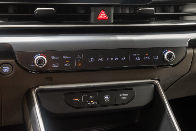Used 2025 Kia Carnival LX FWD image 21
