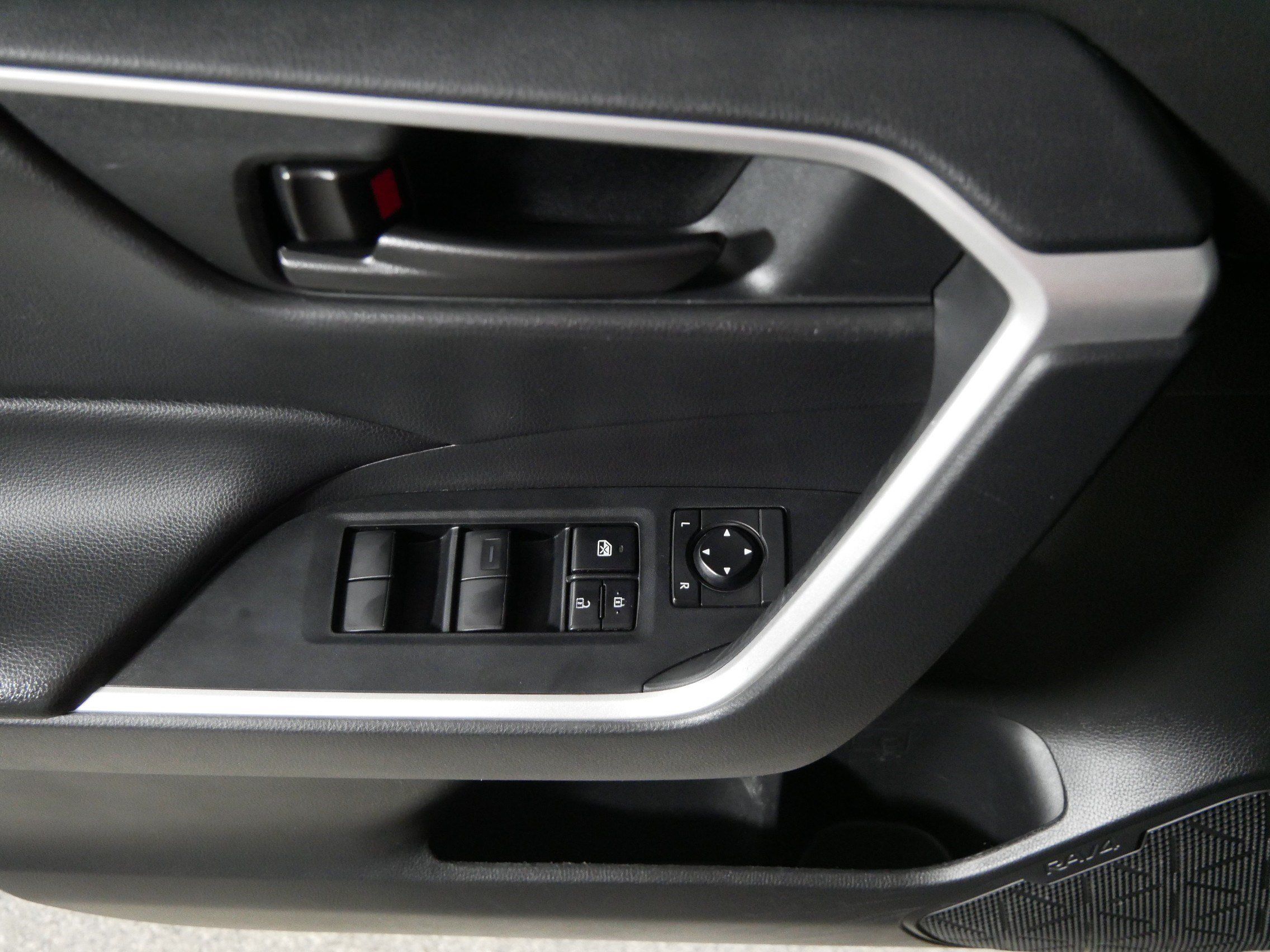 Used 2022 Toyota RAV4 LE AWD/4WD image 19