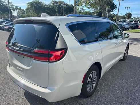 Used 2021 Chrysler Pacifica Touring-L FWD image 3