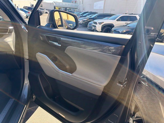 Certified 2026 Toyota Highlander Limited AWD/4WD image 14