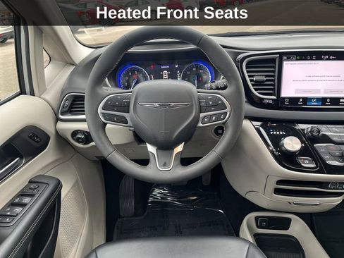 Used 2024 Chrysler Pacifica Touring-L image 19
