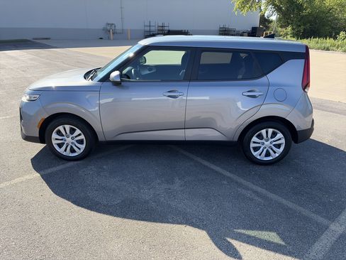 Used 2022 Kia Soul LX FWD image 3