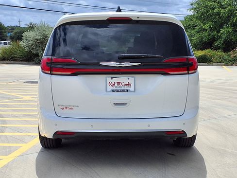 Used 2024 Chrysler Pacifica Touring-L FWD image 6