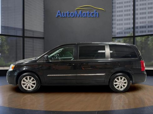 Used 2015 Chrysler Town & Country Touring FWD image 6