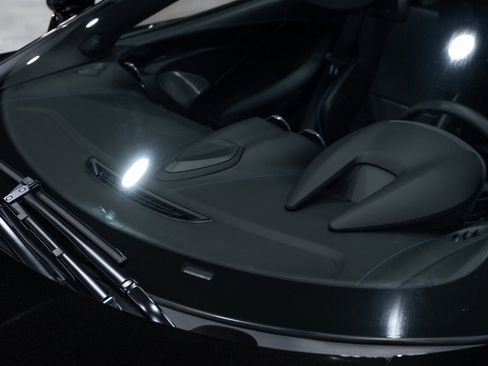 Used 2021 McLaren GT image 59