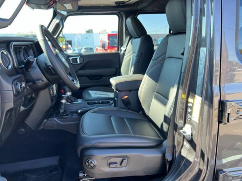 New 2025 Jeep Gladiator Sport image 9