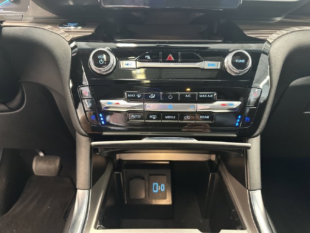 Used 2024 Ford Explorer Limited AWD/4WD image 34