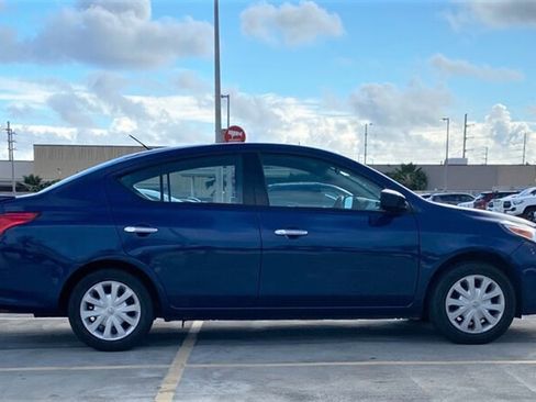 Used 2019 Nissan Versa SV FWD image 4