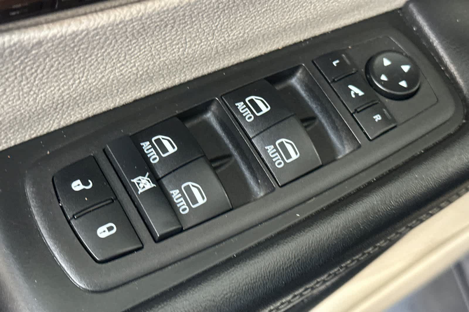 Used 2023 Chrysler Pacifica Limited FWD image 9