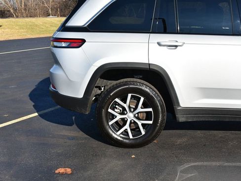 Certified 2025 Jeep Grand Cherokee Limited w/ Luxury Tech Group II image 5