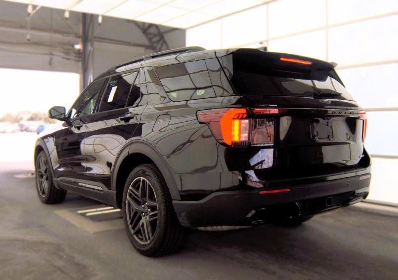 Used 2025 Ford Explorer ST-Line w/ ST-Line Street Pack AWD/4WD image 4