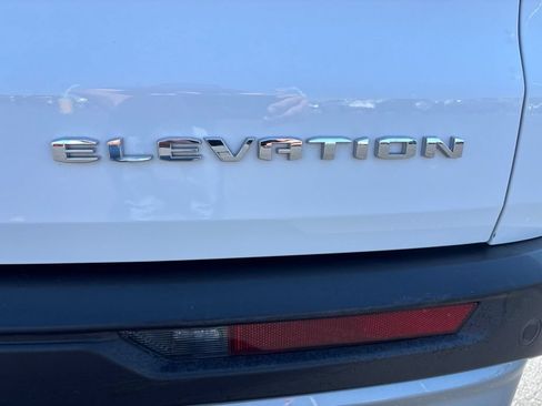 Used 2026 GMC Acadia Elevation w/ Elevation Premium Package FWD image 9