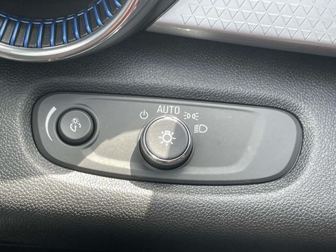 Used 2025 Chevrolet Trax LT FWD image 12