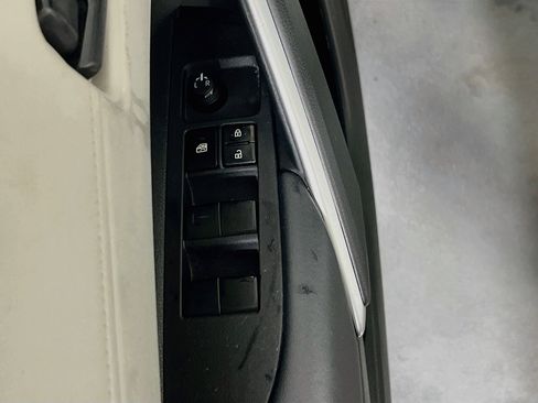 Used 2022 Toyota Corolla Cross L AWD/4WD image 17