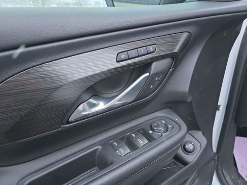 Used 2023 GMC Terrain SLT image 13