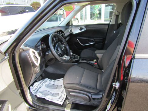 Used 2023 Kia Soul LX w/ Option Group 015 FWD image 9