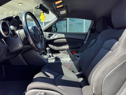 Used 2016 Nissan 370Z Coupe RWD image 12