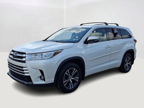 Used 2018 Toyota Highlander Plus w/ Carpet Mat Package (TMS) AWD/4WD image 3