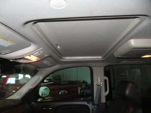 Used 2013 Chevrolet Avalanche LTZ image 22