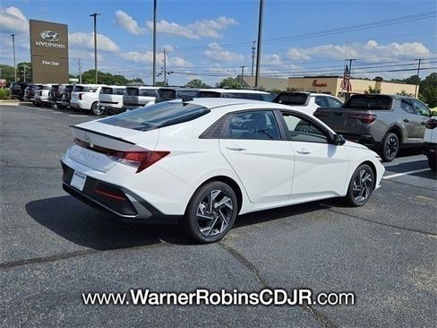 Used 2025 Hyundai Elantra Sport image 11