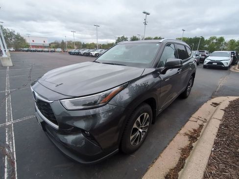 Used 2021 Toyota Highlander XLE AWD/4WD image 9