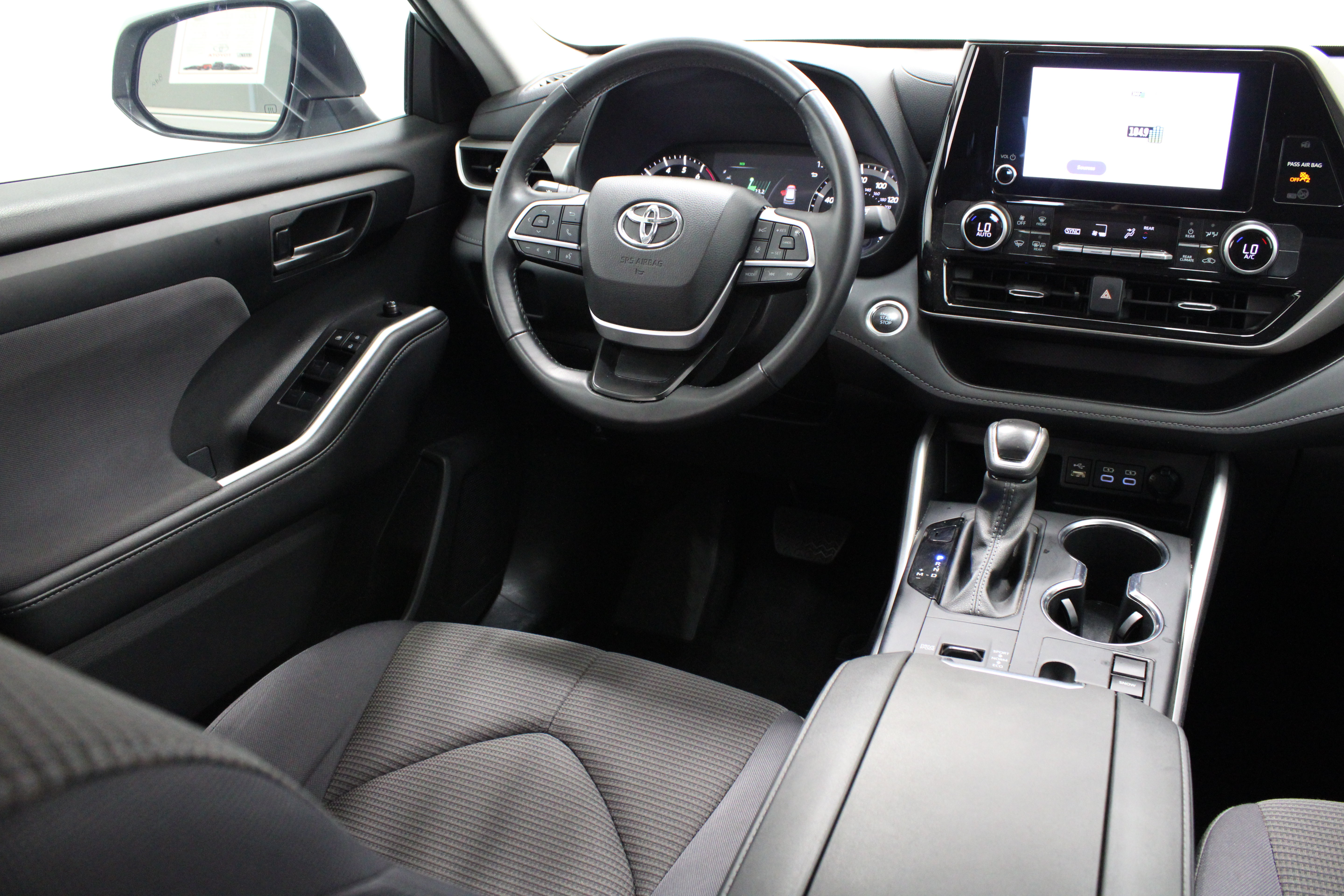 Used 2025 Toyota Highlander LE FWD image 31