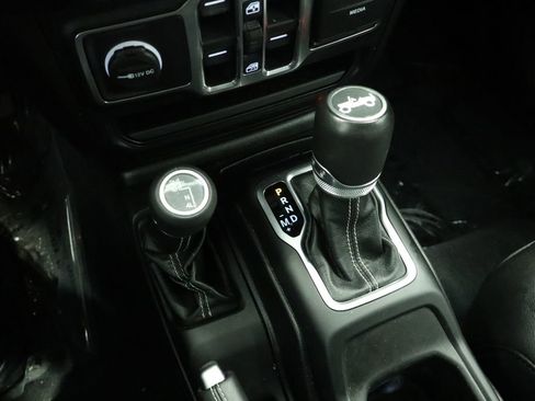 Used 2019 Jeep Wrangler Unlimited Sahara w/ Uconnect 4C Nav & Sound Group image 32