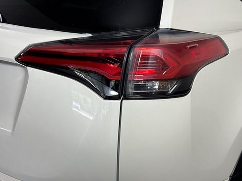 Used 2018 Toyota RAV4 Limited FWD image 34
