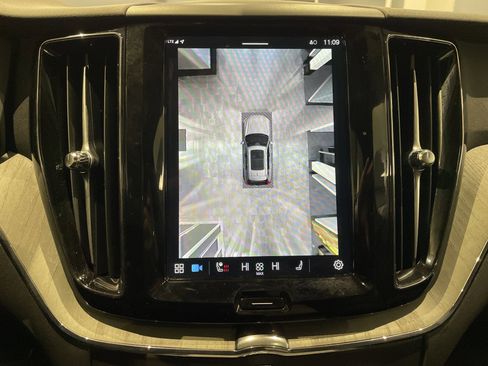 Used 2025 Volvo XC60 B5 Plus image 29