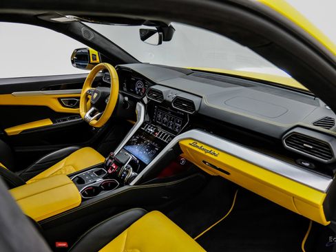 Used 2021 Lamborghini Urus AWD/4WD image 48