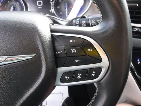 Used 2023 Chrysler Pacifica Touring-L image 19