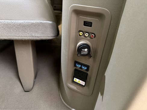 Used 2015 Chrysler Town & Country Touring w/ Driver Convenience Group image 17