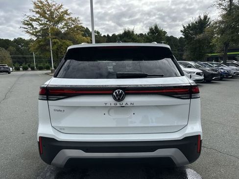 Certified 2025 Volkswagen Tiguan SE FWD image 4