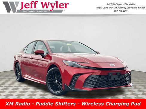 Used 2025 Toyota Camry SE image 1