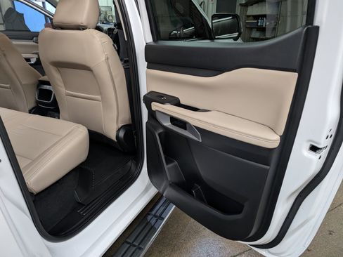 Used 2024 Ford Ranger Lariat w/ Trailer Tow Package image 8