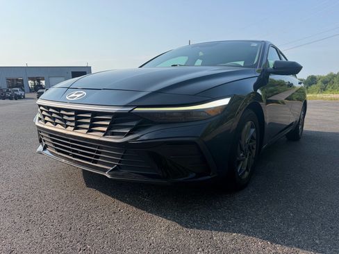 Used 2024 Hyundai Elantra SEL FWD image 8