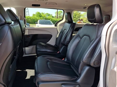 Used 2024 Chrysler Pacifica Select FWD image 11