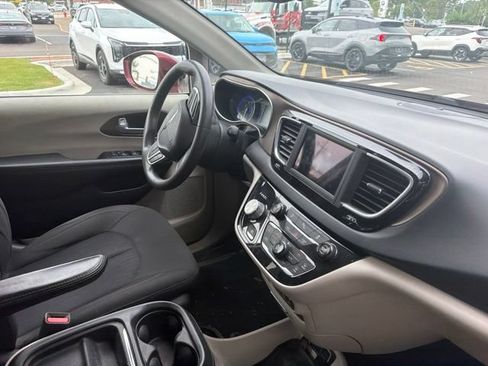 Used 2018 Chrysler Pacifica Touring Plus w/ Tire & Wheel Group FWD image 9