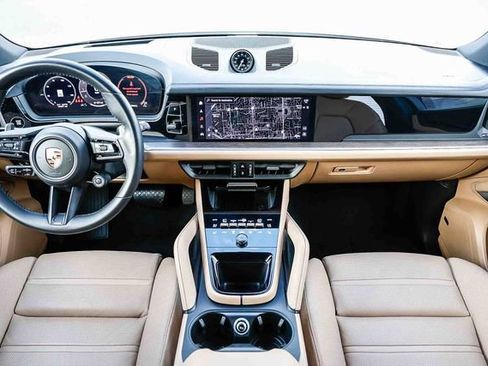 Used 2024 Porsche Cayenne image 10