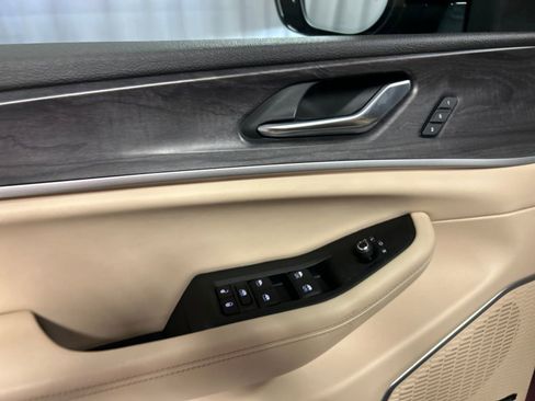 Used 2025 Jeep Grand Cherokee Limited w/ Luxury Tech Group II AWD/4WD image 14