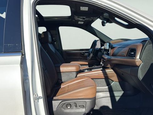 Used 2025 Chevrolet Tahoe High Country AWD/4WD image 11
