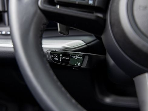 Certified 2025 Porsche Cayenne AWD/4WD image 31